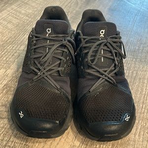 ON Cloudstratus, size Men 9.5, black/shadow